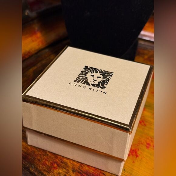 Anne Klein Gold and Green Vintage-Inspired Brooch - Picture 3 of 6